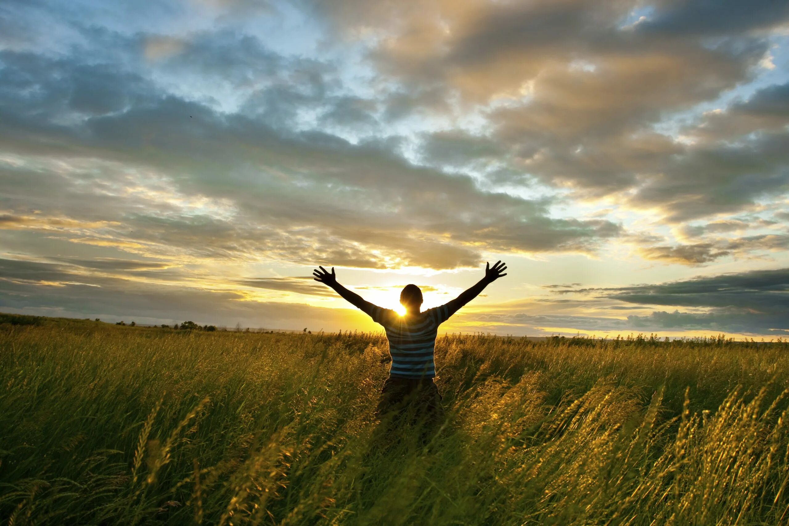 Позитивный человек. Полет на зонтике. Девушка солнце радость. Красивый прыжок. Девушка свобода.