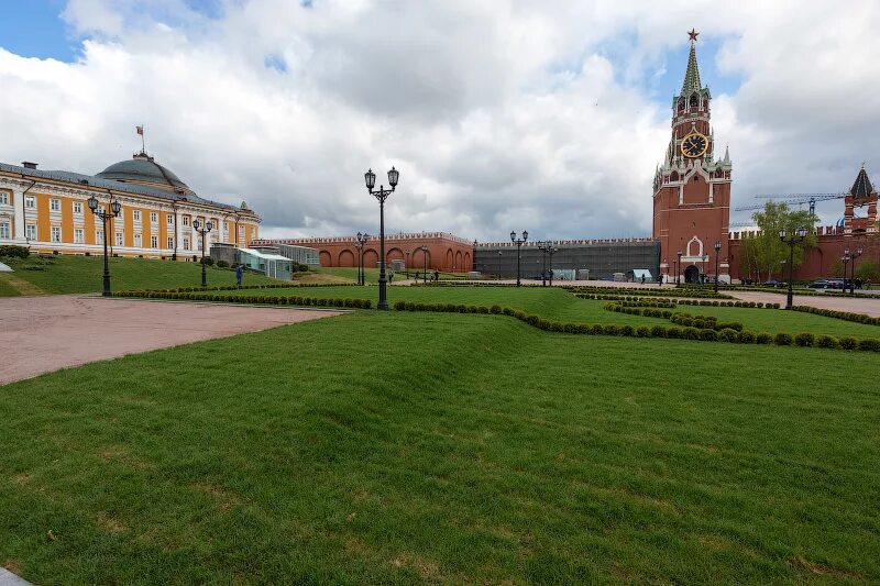 Кремлевский корпус. Московский Кремль Кремлевский сквер. 14 Корпус Московского Кремля. Новый Кремлевский сквер Москва. Сенатский сквер Московского Кремля.