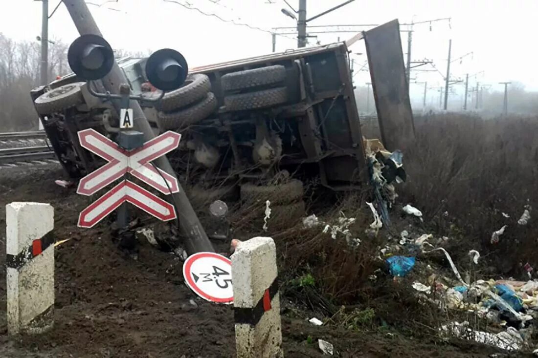 Авария на жд переезде в ярославской области. Авария в Саратовской обл.на ЖД переезде. ДТП на Железнодорожном переезде. Аварии на ж/д переездах подборка.