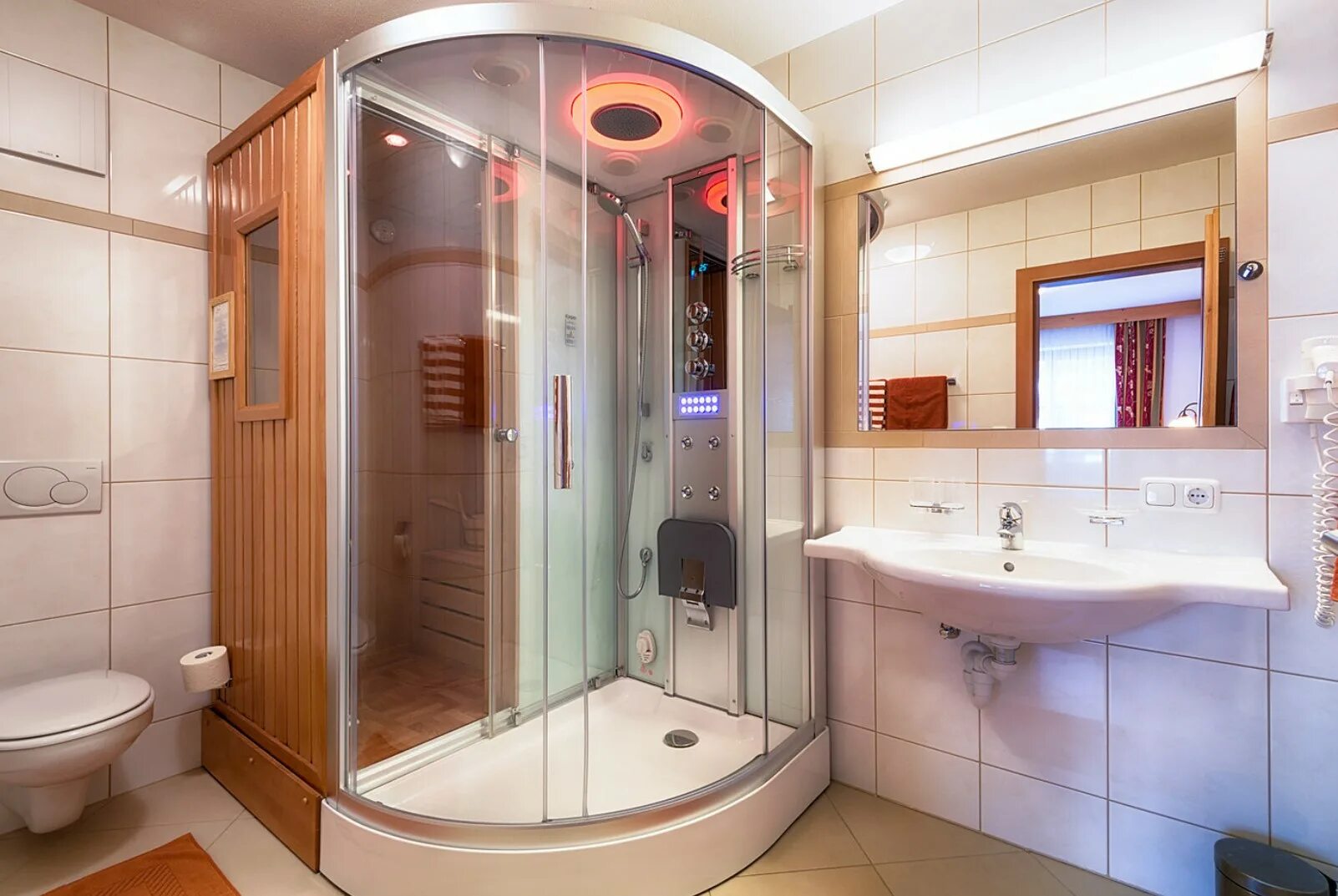 Ванна 2x2 с душевой кабинкой. Маленькая ванная с душевой кабиной. Malenkaia vannaia komnata s dushevoi kabinoi. Ванная комната с душевой кабинкой.