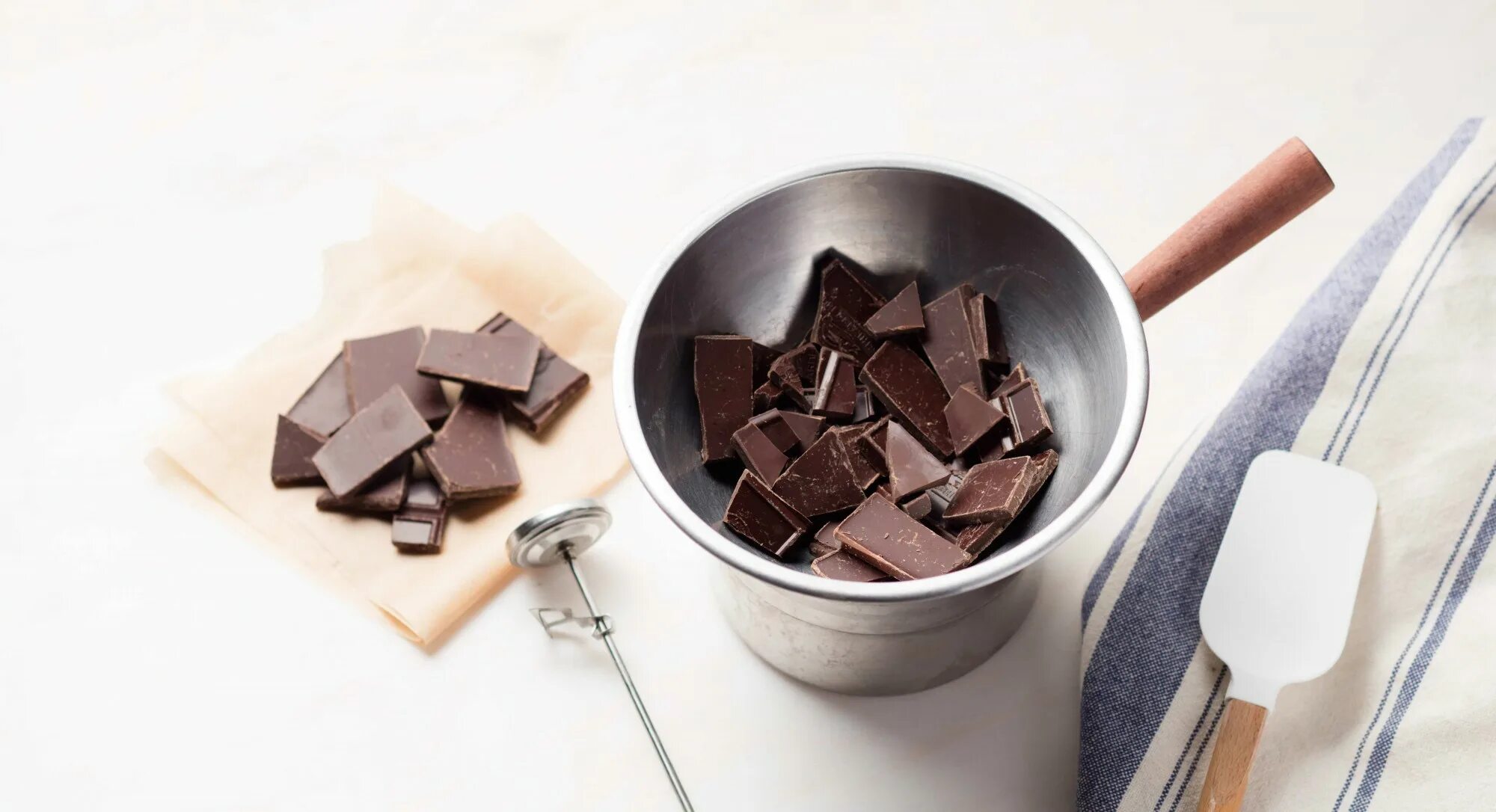 Темперированный шоколад. Как темперировать шоколад в микроволновке. Как правильно темперировать шоколад. Как сделать шоколад темперирование. Как темперировать шоколад для клубники