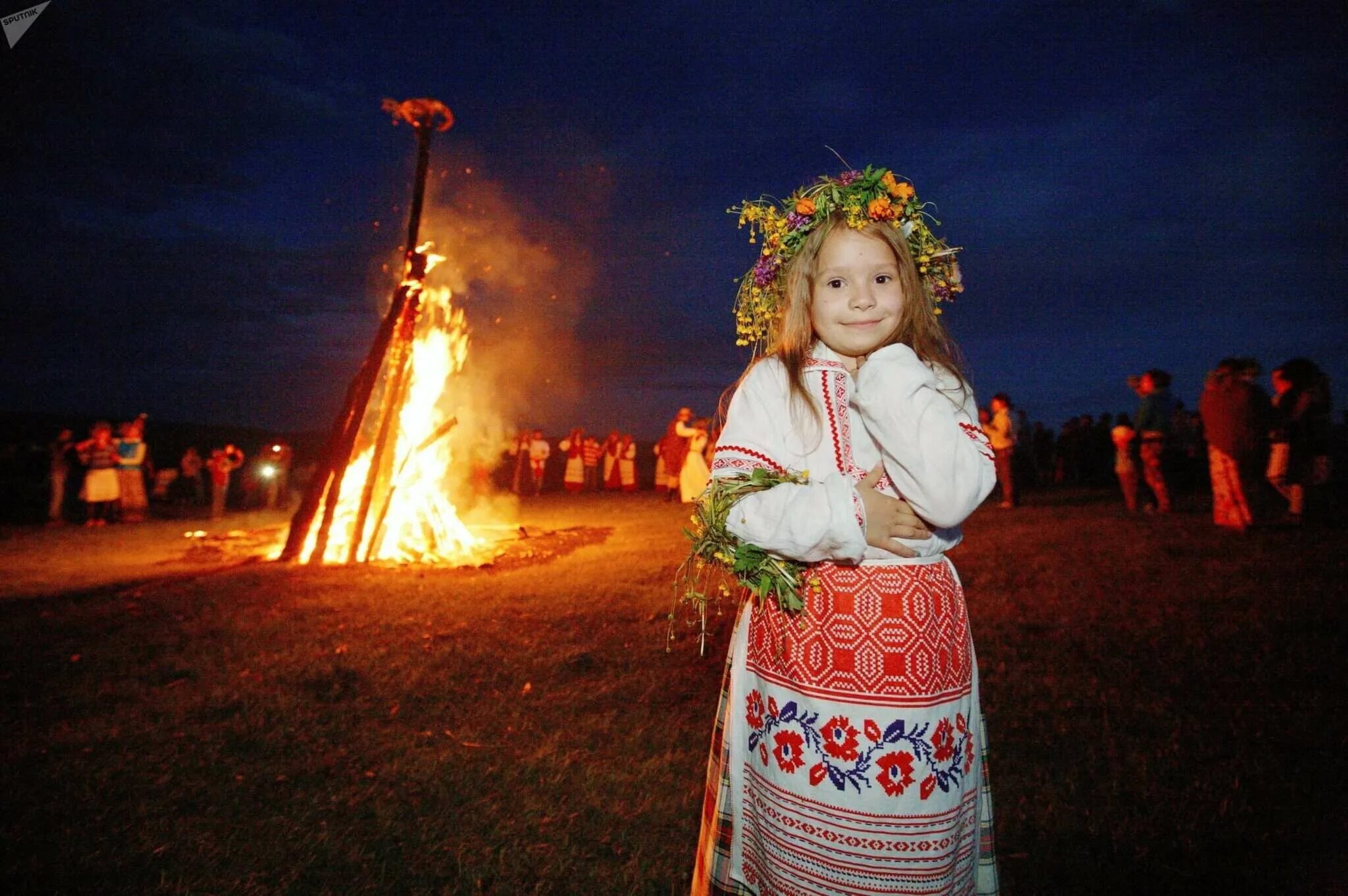 С праздником Ивана Купала. Ивана Купала праздник ночью. Как праздновать купало