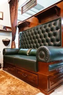 Кожаный диван с высокой спинкой