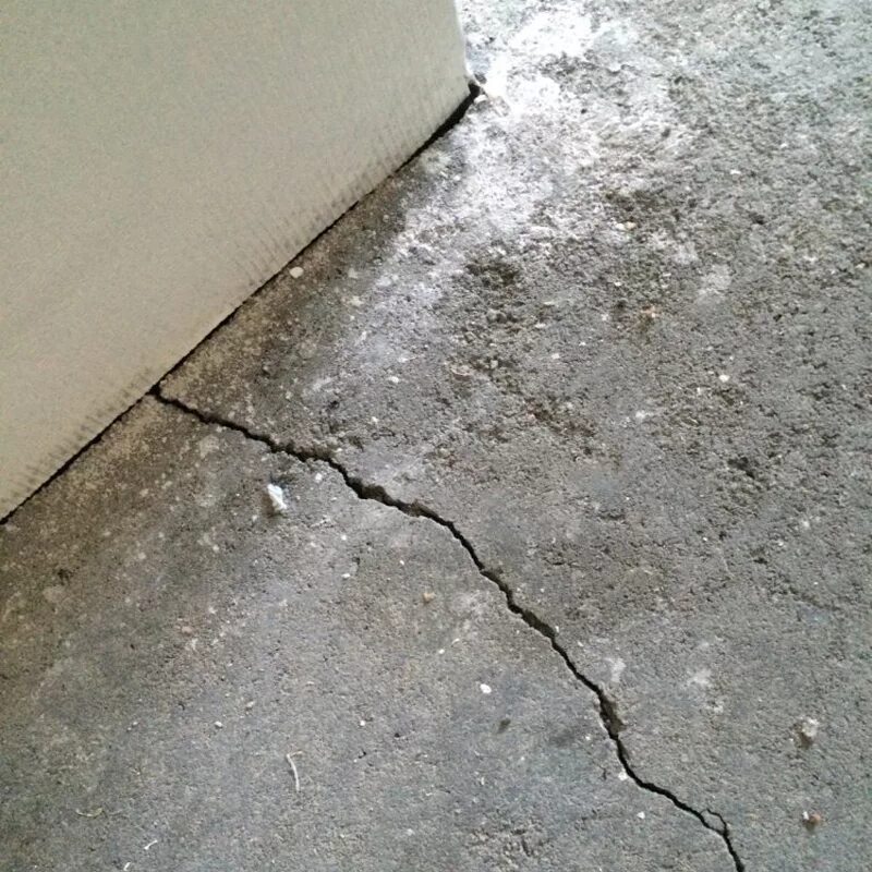 Температурно-усадочные трещины в бетоне. Трещины в стяжке. Растрескивание стяжки пола. Мелкие трещины в бетоне.