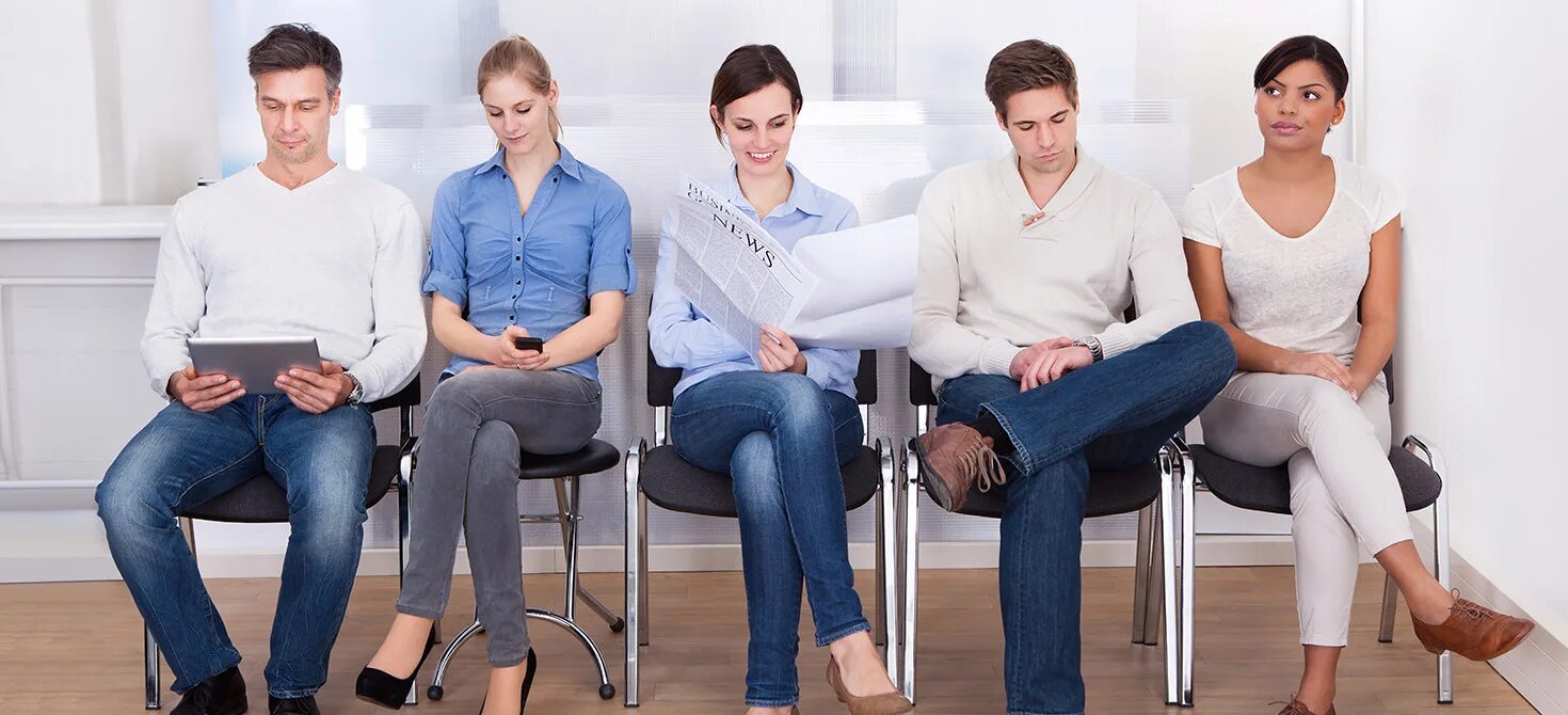 Мужчина ждет звонка. Webcam чат. Waiting room в зуме. Люди сидят в очереди. Waiting a chat.