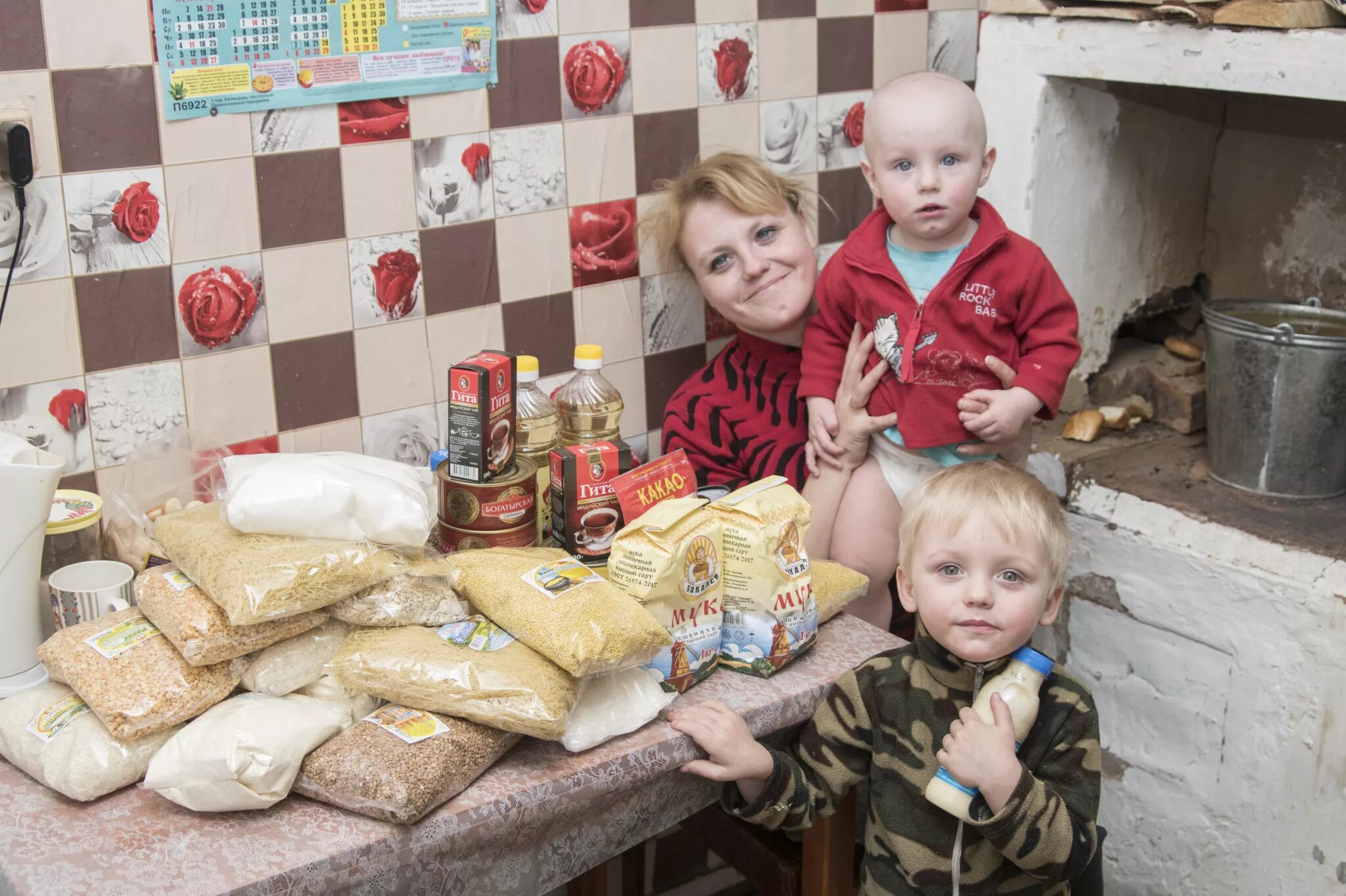 Дети одни дома семи лет. Бедные семьи с детьми. Малообеспеченные семьи с детьми. Малоимущая семья. Мало обеспеченые семьи.