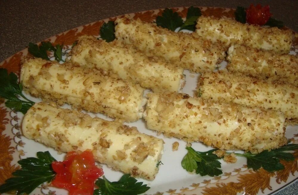Рулетики из плавленного сыра. Сырные трубочки. закуска сырные трубочки. сырные трубочки с начинкой. закуска из плавленного сыра пластинками.