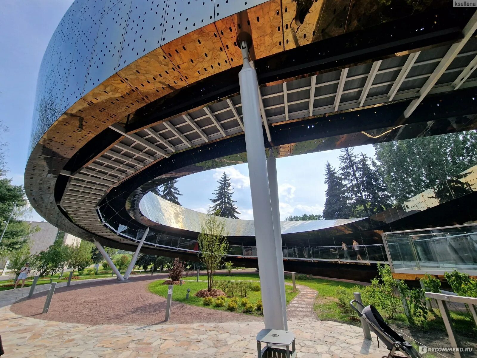 На ВДНХ открыли пешеходный аттракцион "Лента Мёбиуса"
