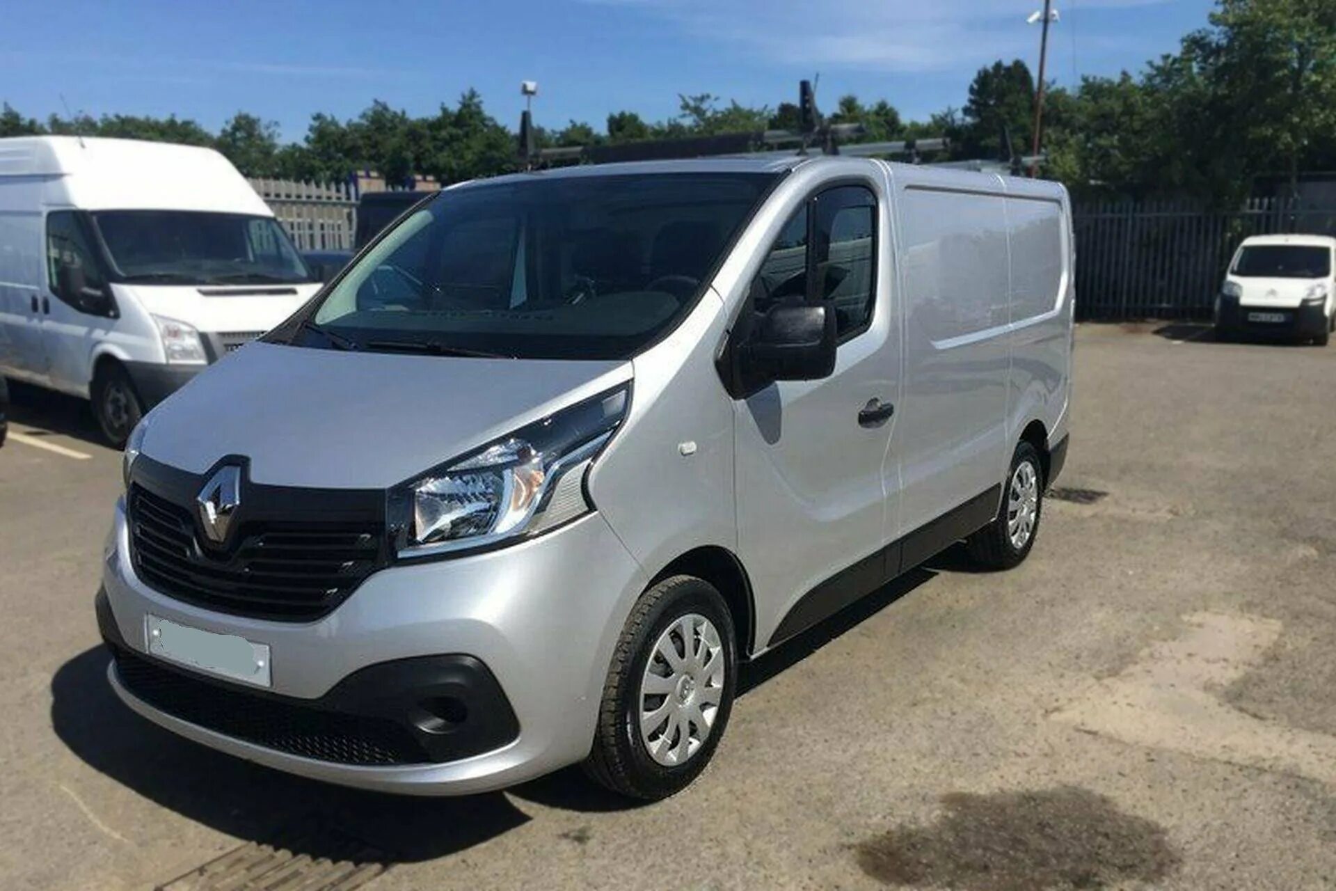 Рено трафик поколения. Рено трафик пассажирский. Renault Trafic Generation. Минивэн Рено трафик 2019. Рено трафик 2018.