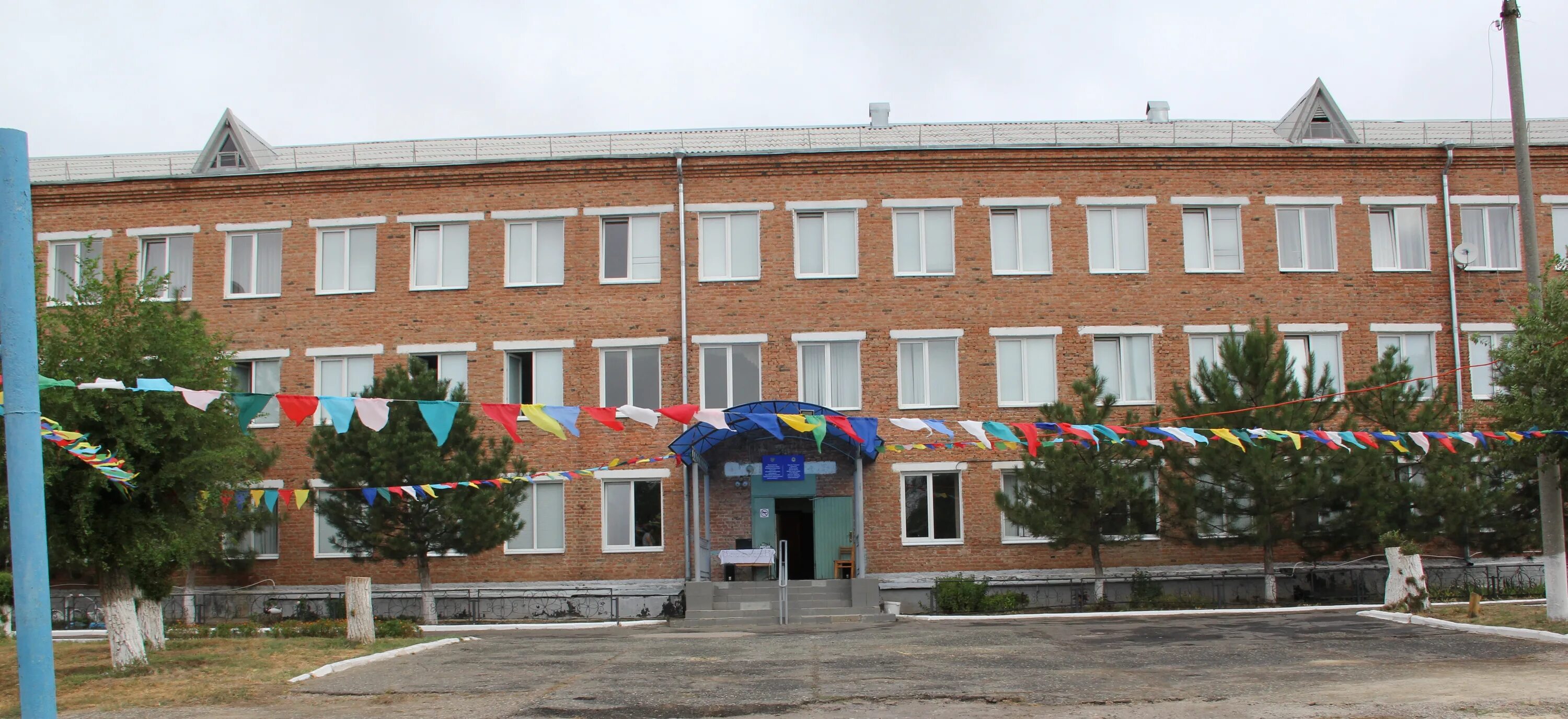 Межозерный верхнеуральский район челябинская область. Верхнеуральск сош 1. Верхнеуральск сош 1. Стенд о герое советского союза. Школа моу межозерная сош.