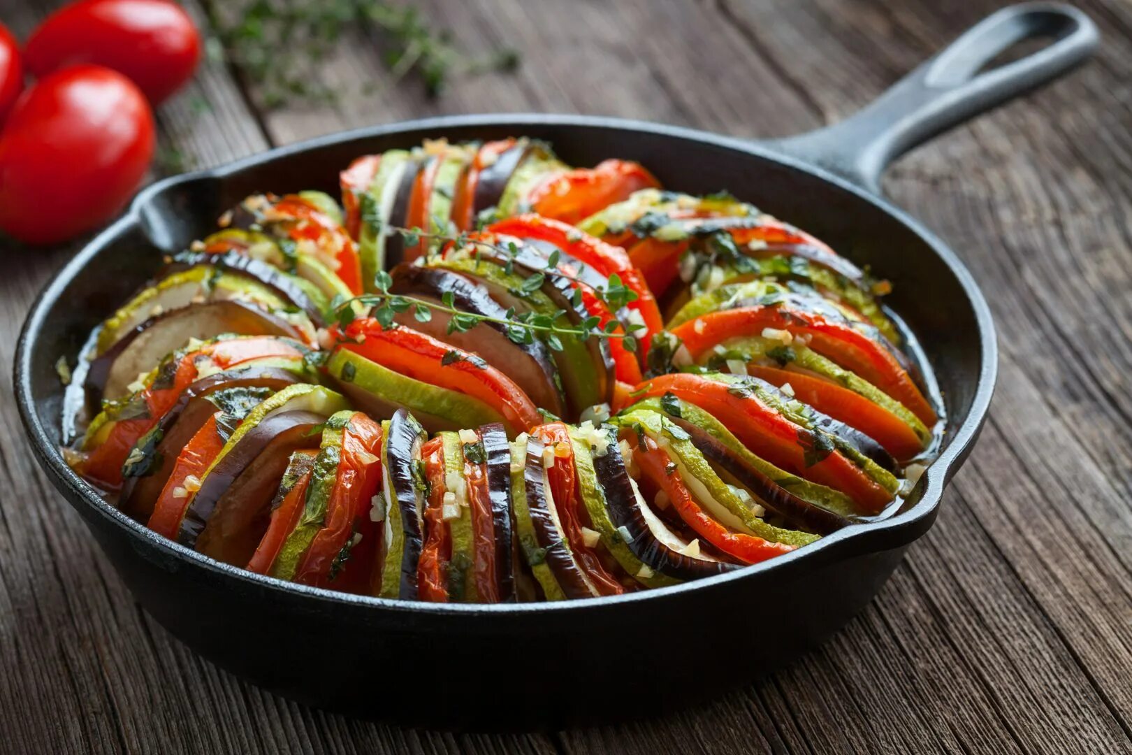 Рататуй (баклажаны, кабачки, томаты, болгарский перец, цукини) 150гр. Рататуй с кабачками. Кабачок баклажан перец в духовке. Рецепт кабачок помидор перец в духовке. Рататуй из баклажанов и кабачков в духовке.