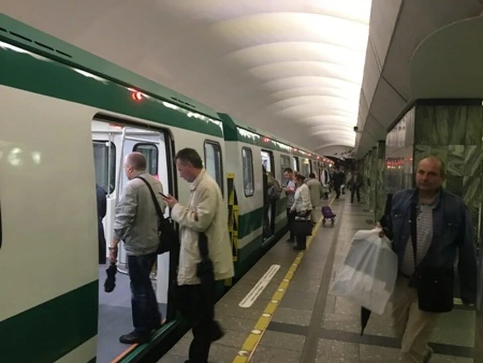 Сколько поездов на зеленой ветке. Зелёная ветка Питер зеленая метро. Вагоны зеленой ветки метро СПБ. Вагоны метро на зеленой ветке. Поезда на зеленой ветке.