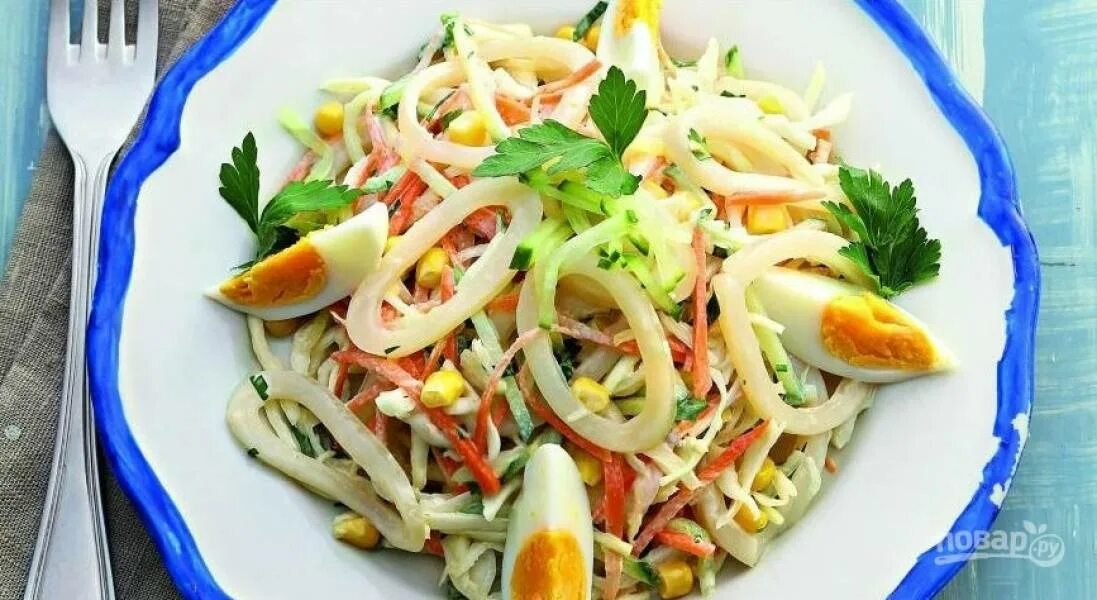 Кальмар свежий огурец. Салат с кальмарами и яйцом и кукурузой. салат с кальмарами и яйцом. салат из кальмаров с овощами. салат с кальмарами и кукурузой.