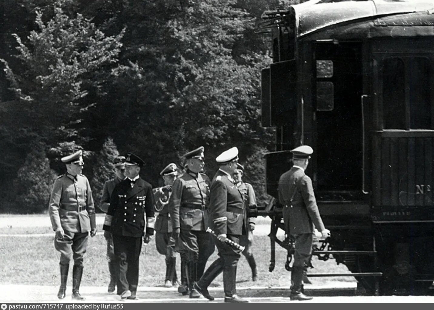 Капитуляция франции во второй. Вагон капитуляции Франции 1940. Компьенский вагон Гитлер. Компьенский вагон 1940. Компьенское перемирие 1940 вагон.