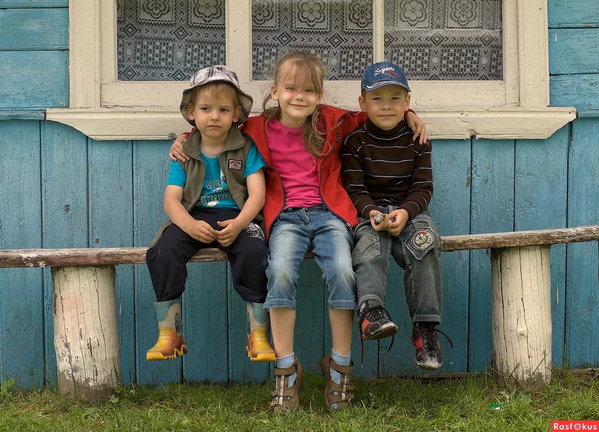 Городской человек в деревне. Сельские дети. Современные дети в деревне. Счастливые дети в деревне. Малыши. В деревне.