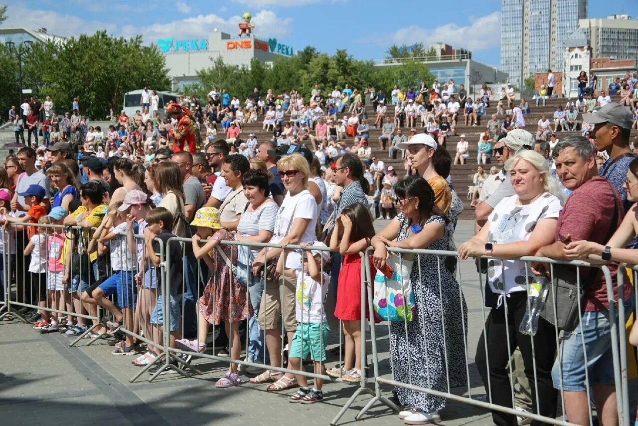 День города Новосибирск 2022 на набережной. Городской праздник. Новосибирск набережная концерт. Жители России. День города новосибирск 2024