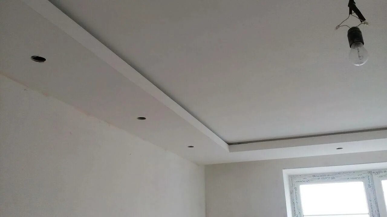 Двухуровневый потолок из гипсокартона с подсветкой. Двухуровневый потолок из гипсокартона. Гипсокартон два уровня. Потолки из гипсокартона в двух уровнях. Потолки из гипсокартона.