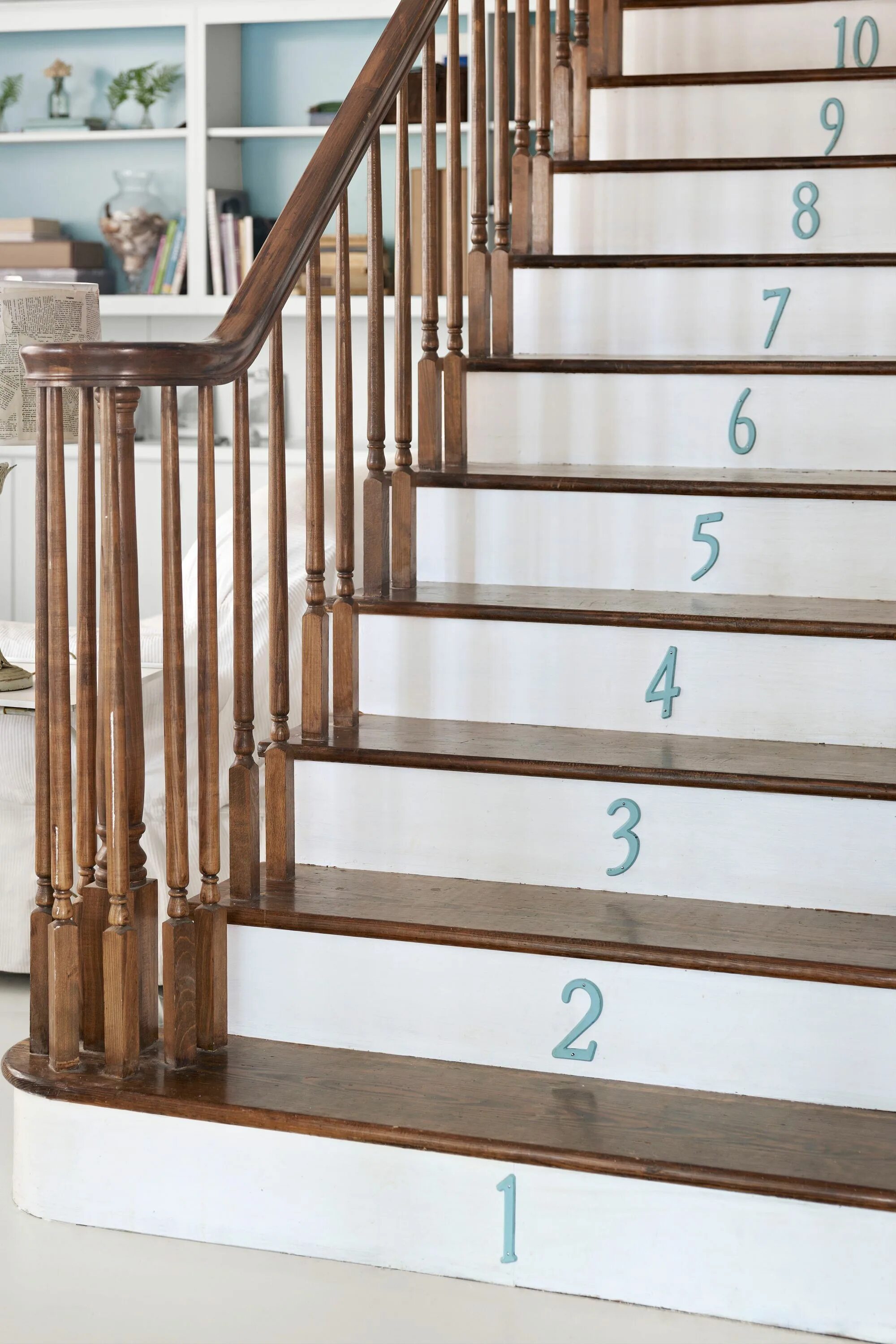 Номера ступеней. Табличка с номером квартиры. Лестницы угол наклона и ширина ступеней. Мраморная лестница московской консерватории. Лестница в большой зал консерватории.