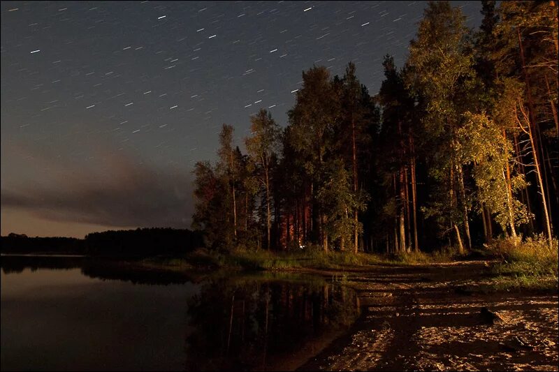 костёр в лесу ночью. пейзаж ночное озеро. тайга вечером. ночь начиналась над лесным краем. «ночь в лесу».