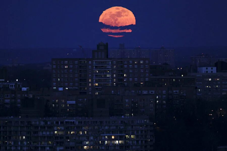 Ночи в конце сентября. Объект ночью. Ночь среды. Здания в виде шара ночью. Кстово ночь.