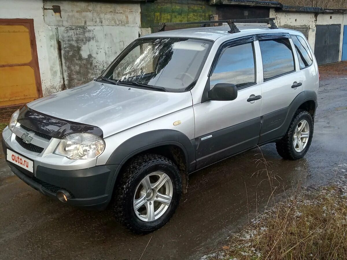 Нива шевроле 1 рестайлинг. Шеви нива 1. Chevrolet niva 2010. Шевроле нива 2006 года баклажан. Шевроле нива 2013 года.