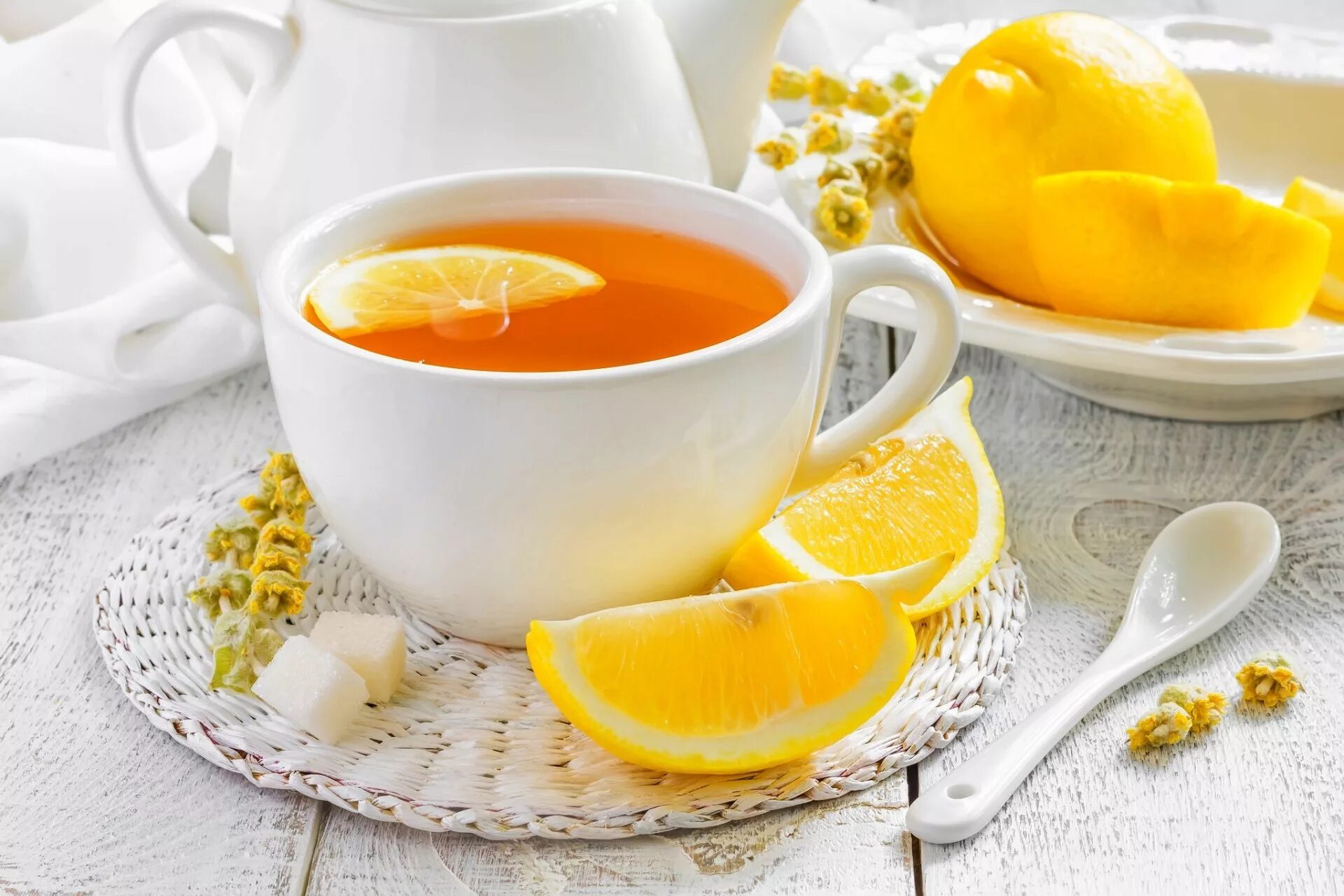 Доброе утро хорошего дня чаи. Чай с лимоном. Чай слимном. Чашка чая с лимоном. Доброе утро чай с лимоном.