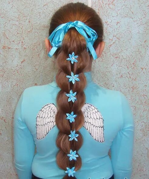 Резиночки с ленточками на волосах. Коса с лентой. Косички для девочек с ленточками пошагово. Лента для вплетения в косу канзаши. Лента в косу канзаши.