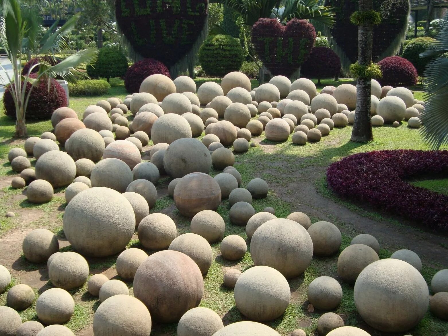 Большие бетонные шары. Камни в ландшафте. Каменные шары в саду. Декоративные шары для ландшафта. Декоративный камень для ландшафта.