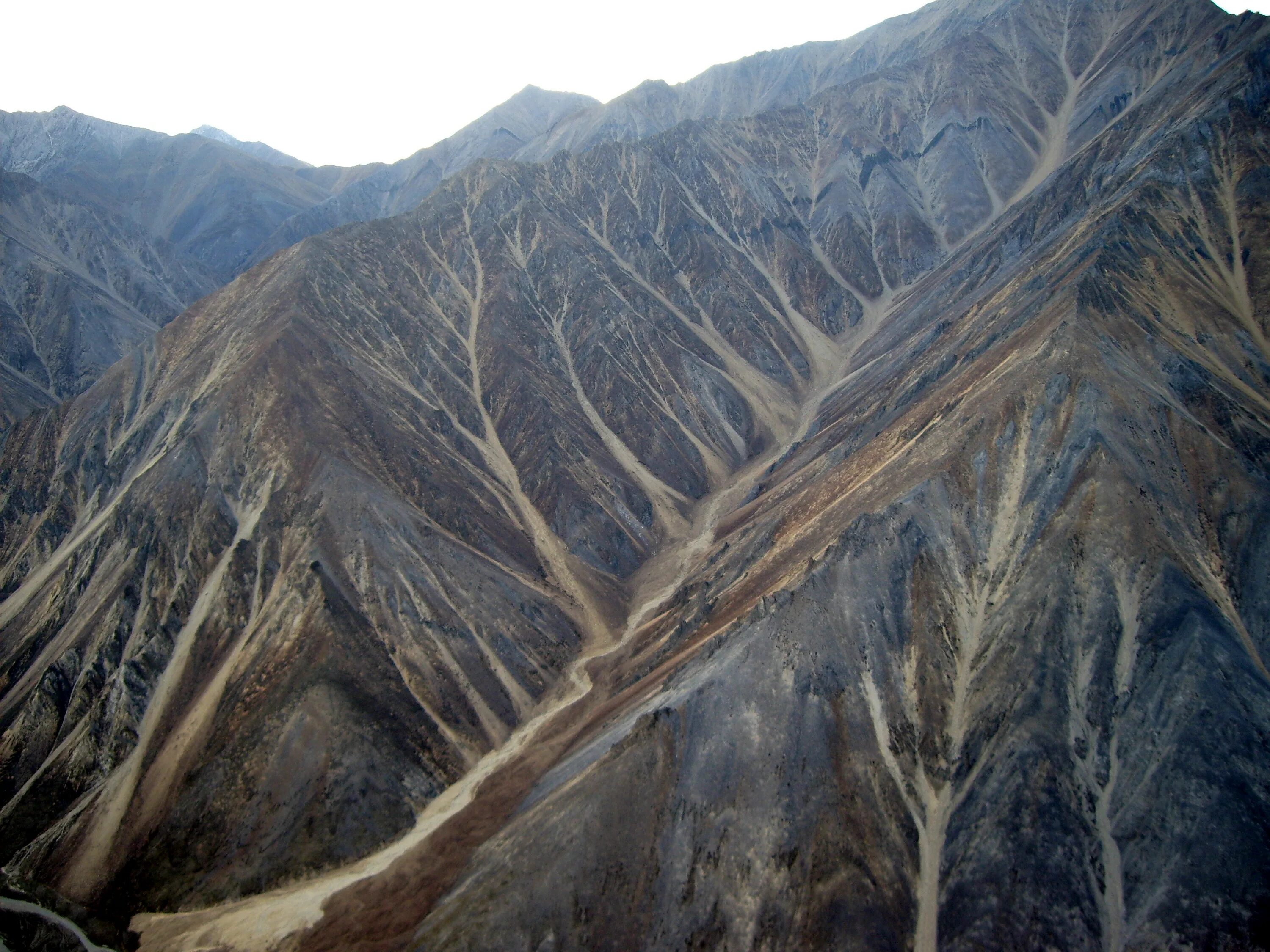 верхоянский хребет. верхоянский хребет. верхоянские горы якутии. верхоянский хребет. горы верхоянский хребет.