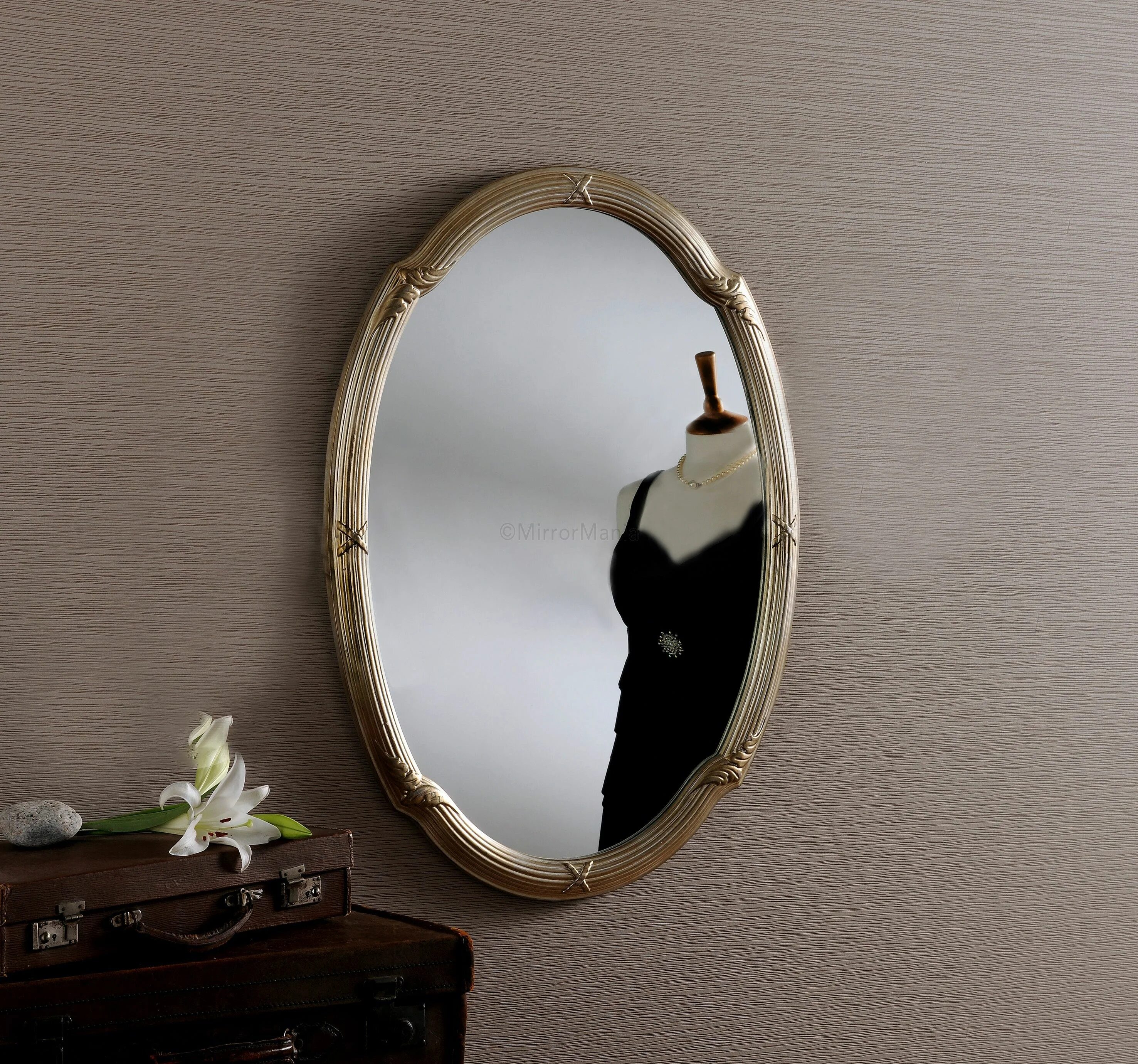 Настенное зеркало в спальне. Зеркало. Зеркало овальное. Зеркало настенное в интерьере спальни. Зеркало в викторианском стиле.