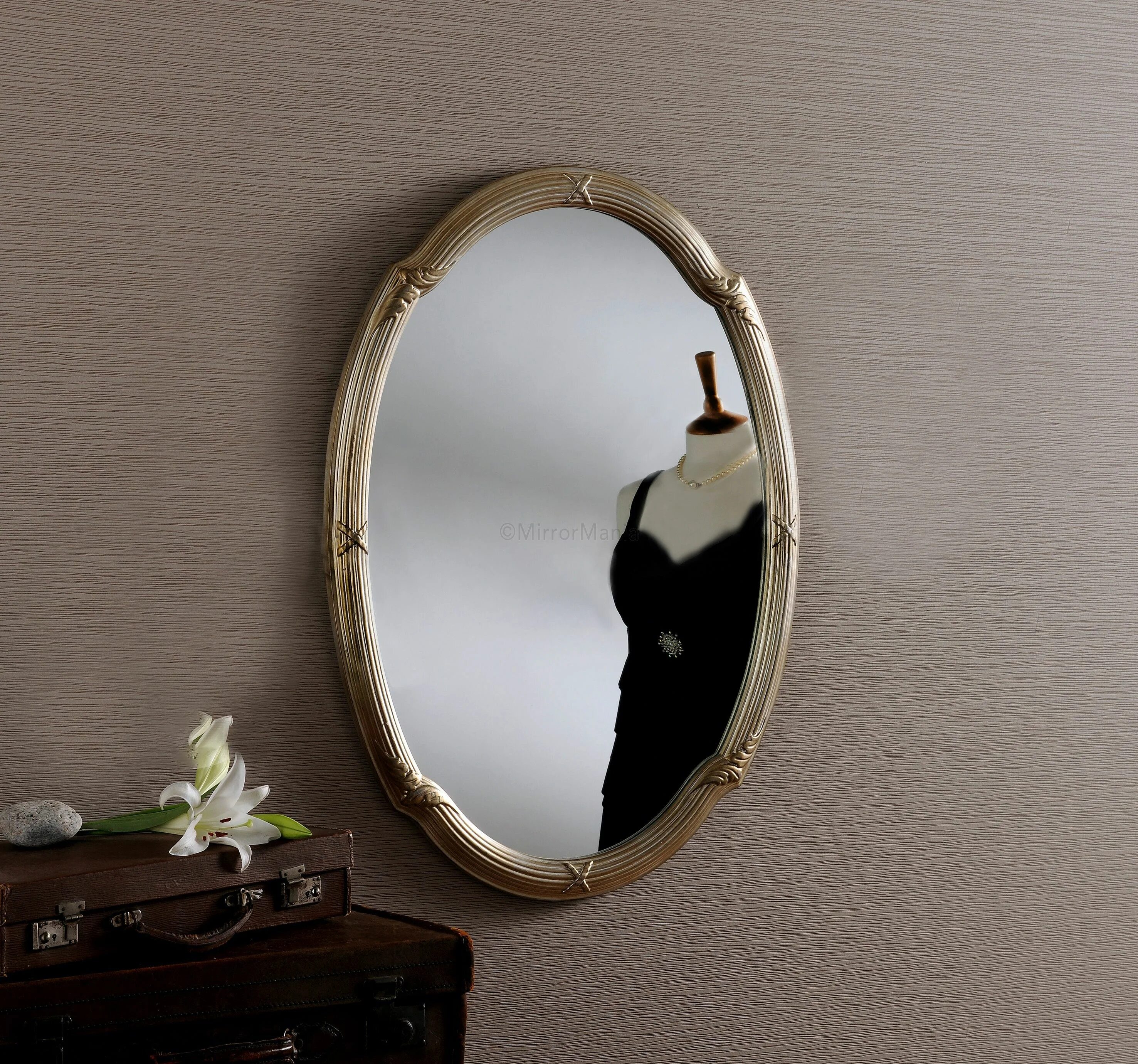 Mirror. Круглое зеркало модель. Зеркало обои. Зеркало в стиле 60 х. Зеркало в стиле телефона.