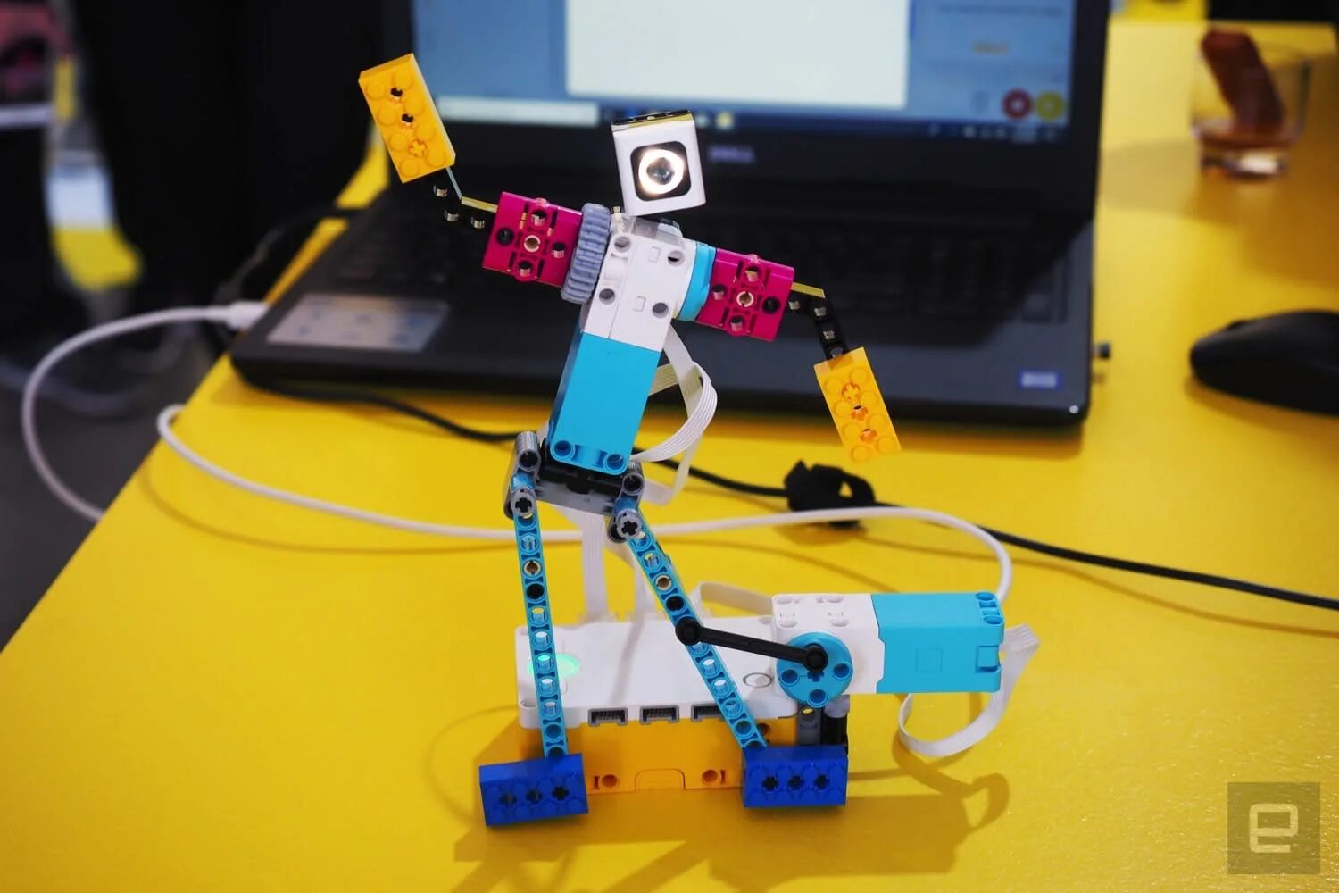 Lego education spike prime 45678. Lego 45678 базовый набор spike prime. Робототехника spike prime. Базовый набор lego education spike prime лего-45678. Робот лего спайк прайм.