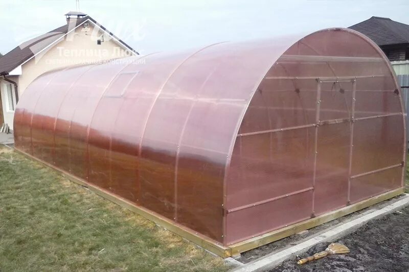 С поликарбонатом Nano-Greenhouse. Поликарбонат нано Грин Хаус. Нано карбонат для теплицы. Розовый поликарбонат для теплицы. Поликарбонат розовый для теплиц купить