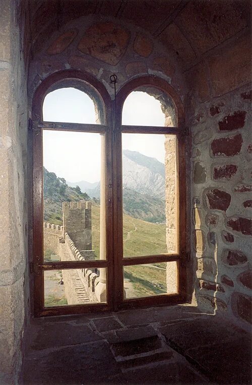 В замках были окна. Вид из окна замка. Окно в замке. Окна в средневековых замках. Старинное окно изнутри.