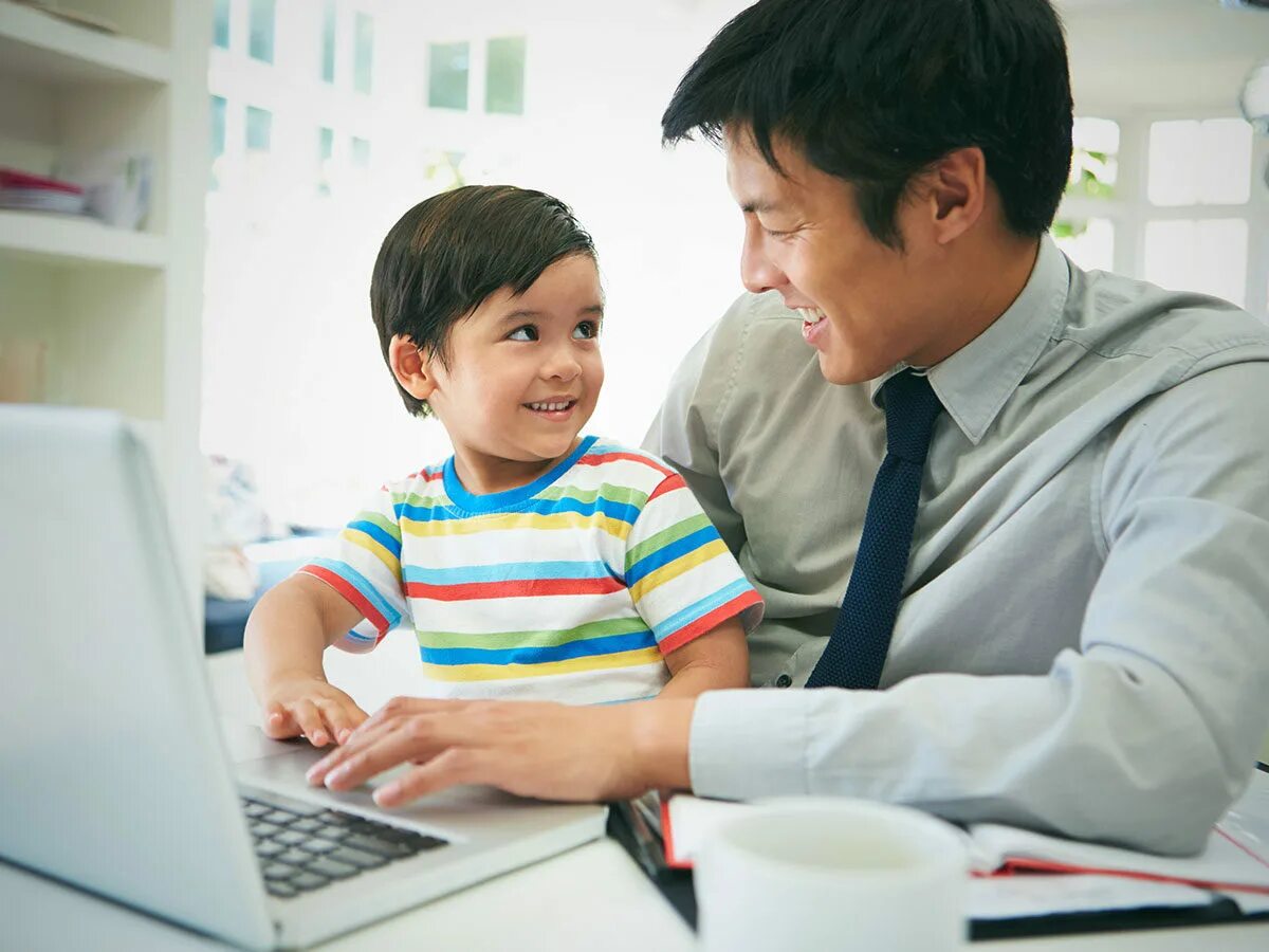 родители на работе. папа на работе без детей. к отцу на работу. одинокие отцы воспитывающие детей. папа робот.