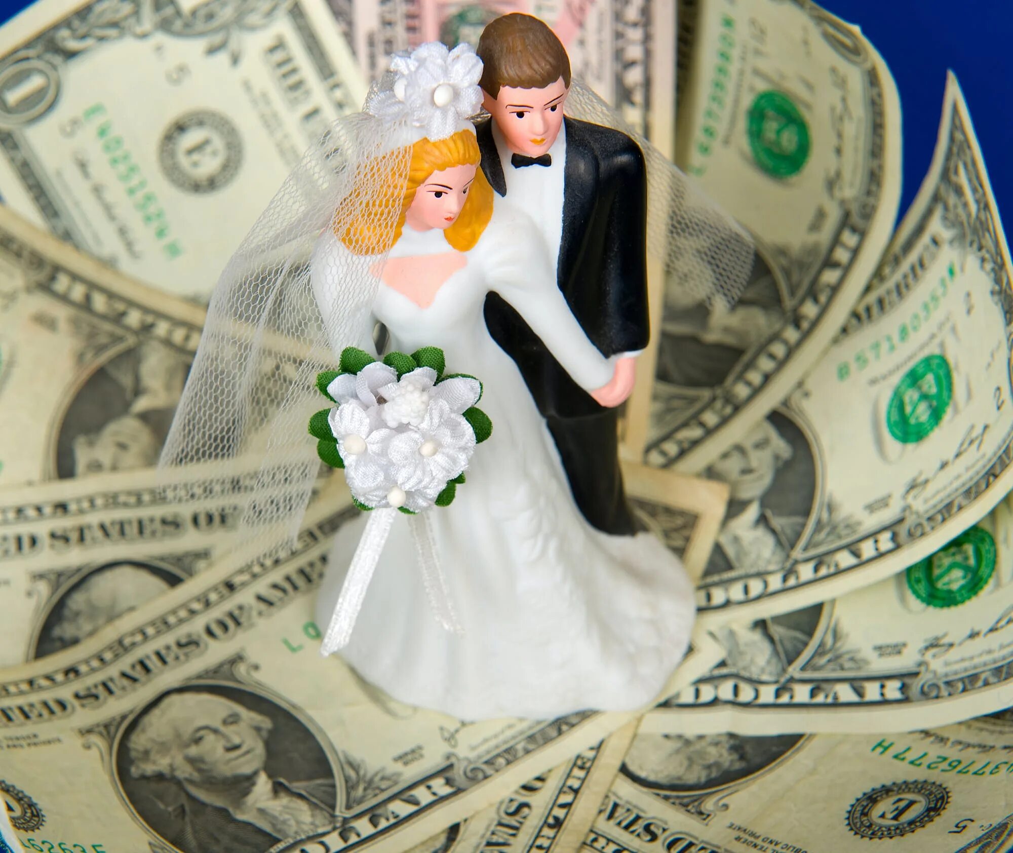 стол для подарков на свадьбе. оригинальный подарок деньгами. подарок девушке на свадьбу. подарок на свадьбу молодоженам. что подарить на свадьбу 2023.