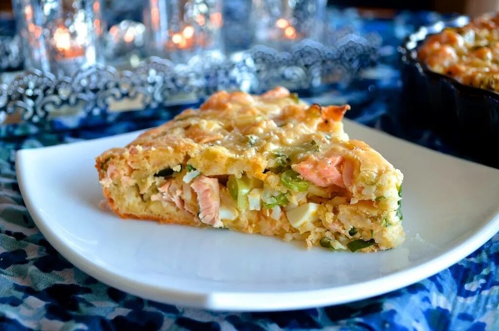 Заливной пирог с горбушей и рисом. Рыбный пирог с рисом. пирог с лососем. пирог с рисом и консервой. пирог с рисом и рыбными консервами.