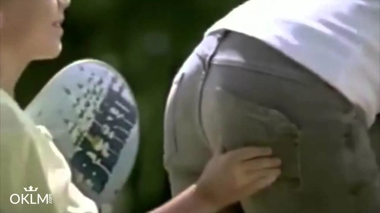 Мальчик залез в девушку. Мальчи коезет к девочке. Маленький мальчик залез. Маленького мальчика заставляют. Мальчик лезет.