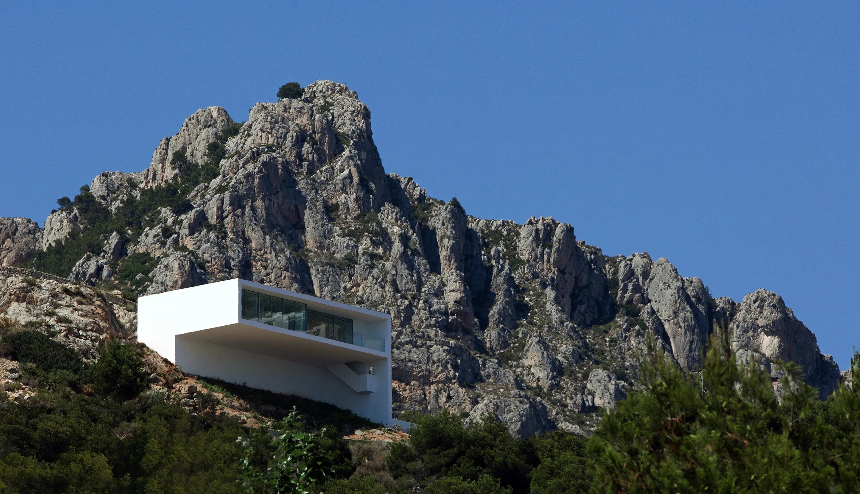 Cliff House, Кальпе, Испания. Fran Silvestre дом на скале. Дом на скале (House on the Cliff) в Испании от fran Silvestre arquitectos.. Дом на Утёсе (Cliff House). Современные скалы