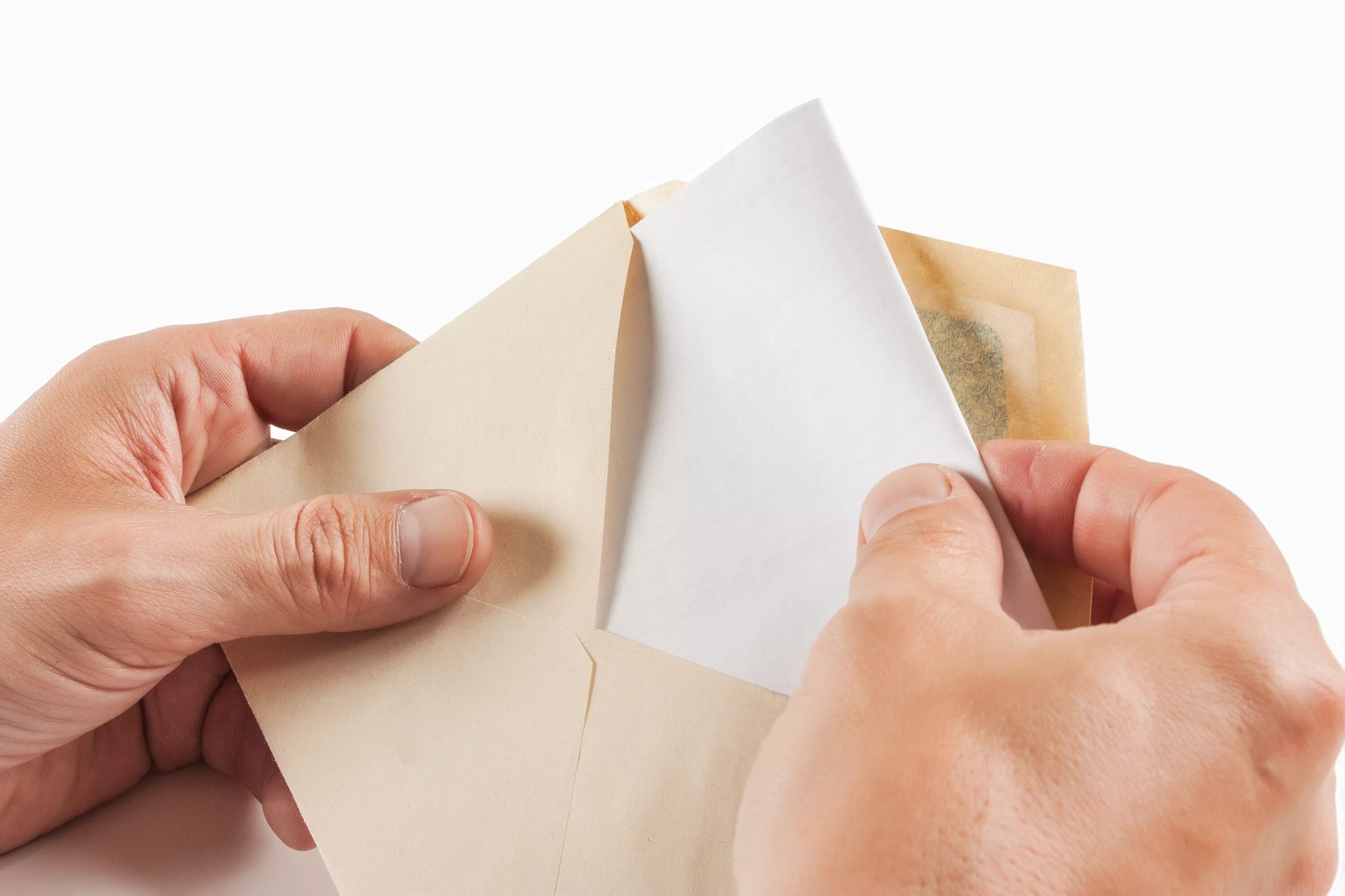 Письмо в руках. Открытый конверт в руках. Открывает конверт. Конверт для письма.