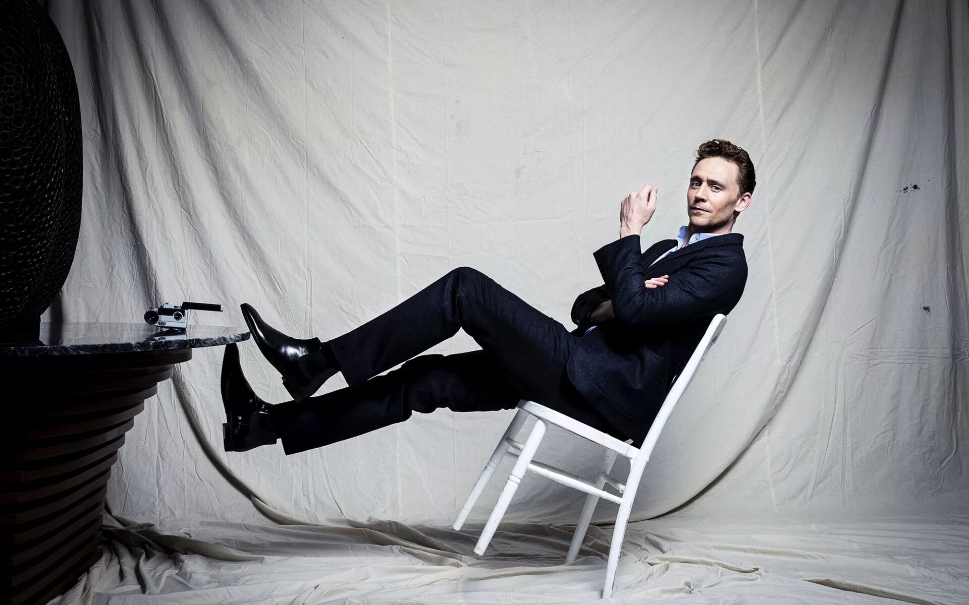 Том Хиддлстон. Том Хиддлстон фотосессии. Tom Hiddleston фотосессия. Том Хиддлстон сидит.