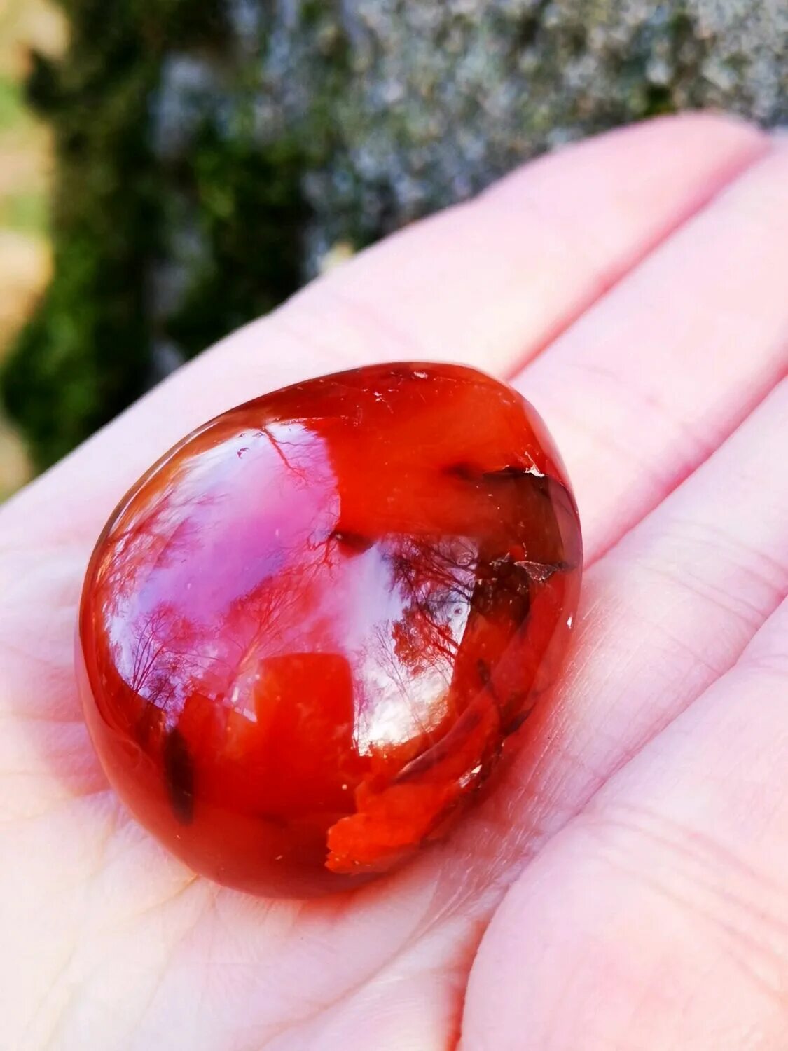 Сердолик зелено коричневый камень. Зеленые бусины. Браслет из сердолика женский. Сердолик зеленый. Карнеол камень.