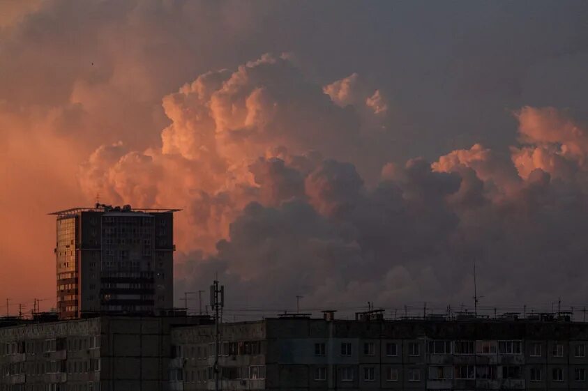 Дом 2 от 22.03 2024 закат. Закат. Явления в небе. Красивый закат в городе Барнаул. Розовое небо в Барнауле.