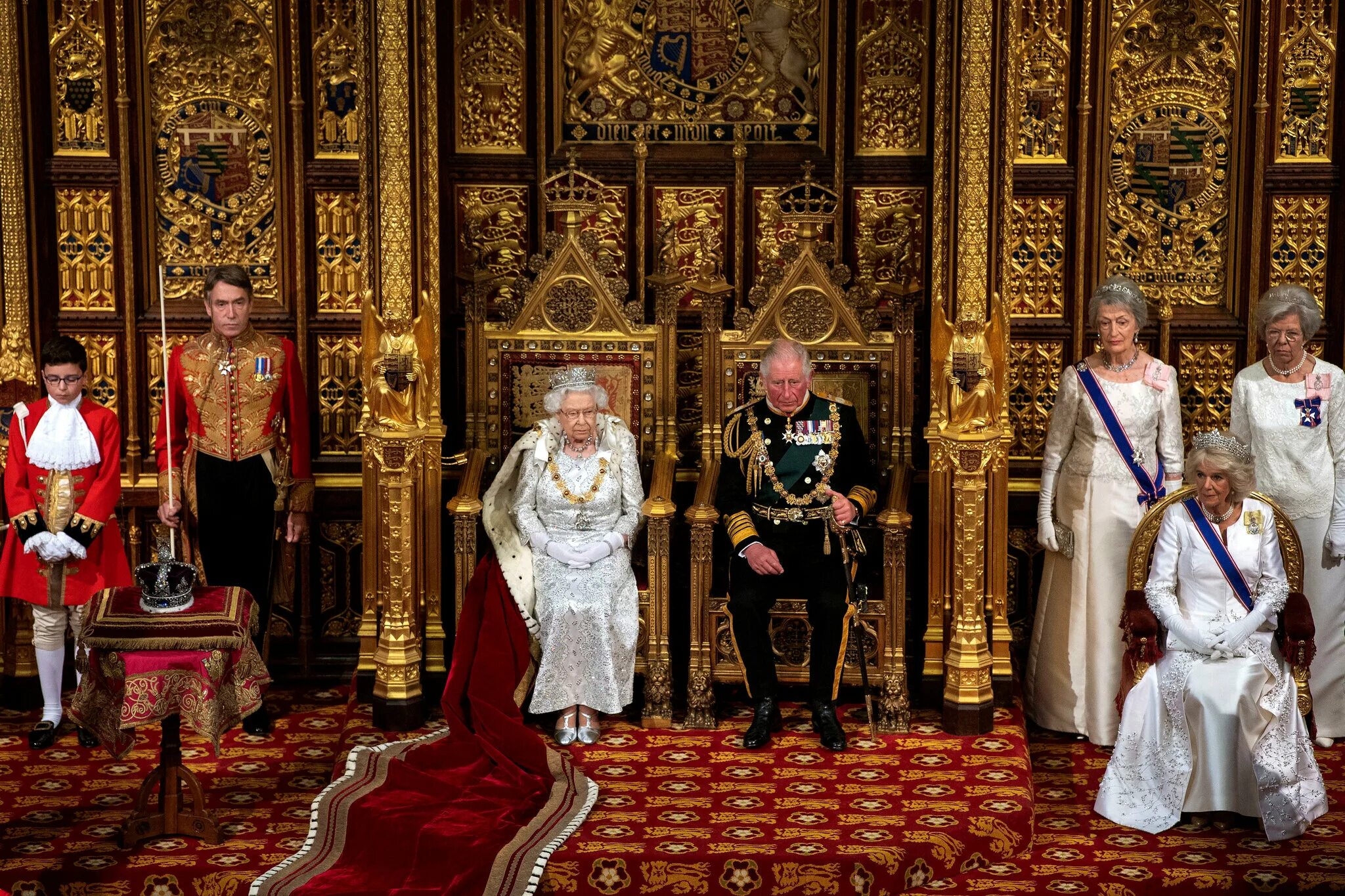 Будучи наследником престола. Королева Англии Елизавета 2 на троне. Королева Елизавета 2 на троне. Великобритания Елизавета 2 монархия. Елизавета 2 Королева Великобритании в парламенте.