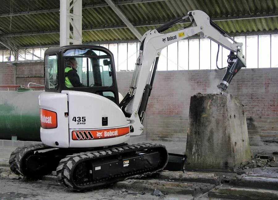 Гидромолот bobcat. Bobcat 435. Бобкэт гусеничный экскаватор. Мини-экскаватор Bobcat e32. Bobcat 435 Excavator.