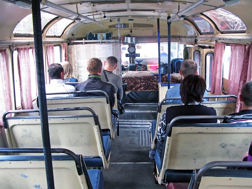 Водитель автобуса паз. ПАЗ 672 салон с людьми. ПАЗ 672 салон. ПАЗ 672 салон водителя. ПАЗ-3205 автобус внутри.
