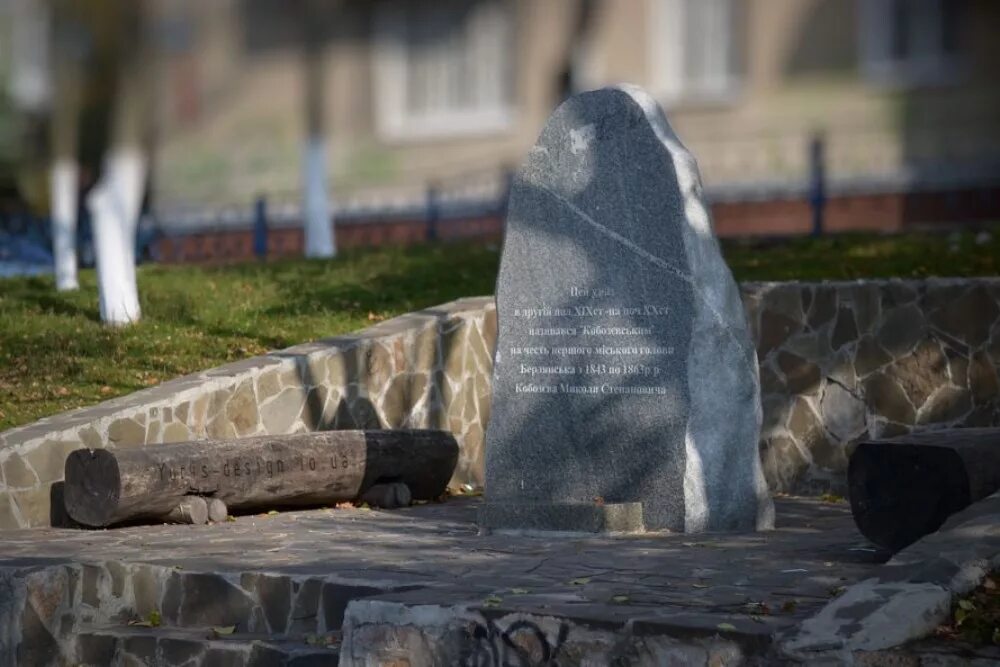 Stone памятники. Гранитный памятник Горбушка. Памятник скала глыба валун. Памятники скала глыба валун на могилу Кемерово. Памятник Горбушка скала.