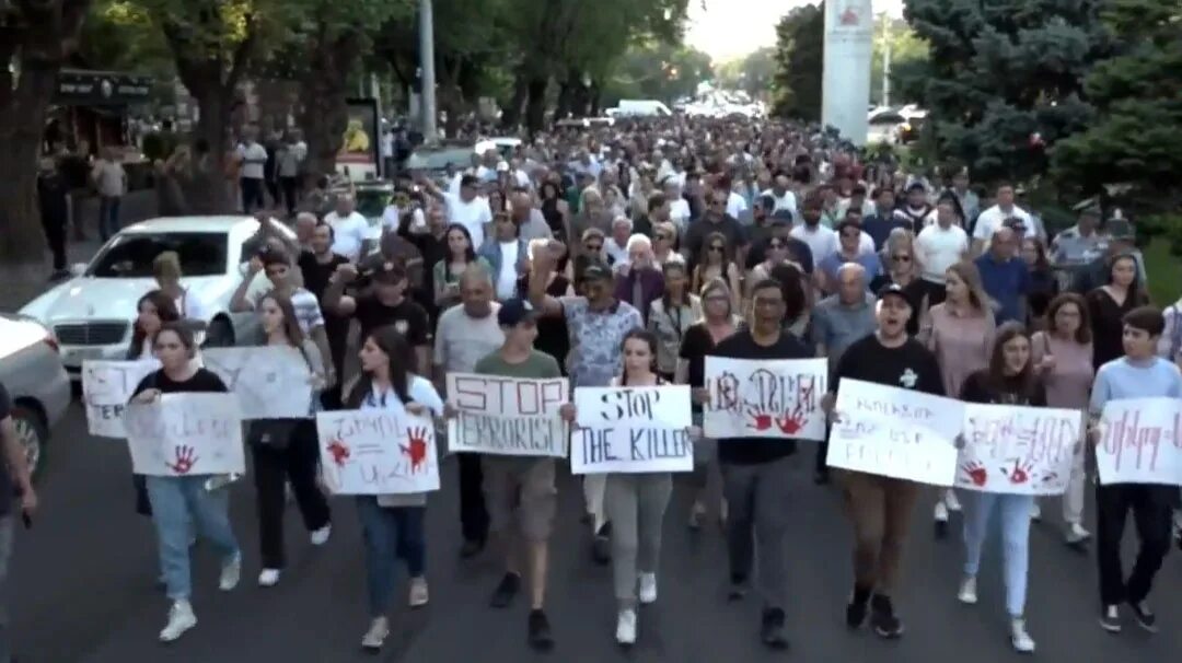 Акции протеста в Ереване. Очередь желающих. Акции протеста хохлушек. Пашинян и толпа. Очередь в ереване