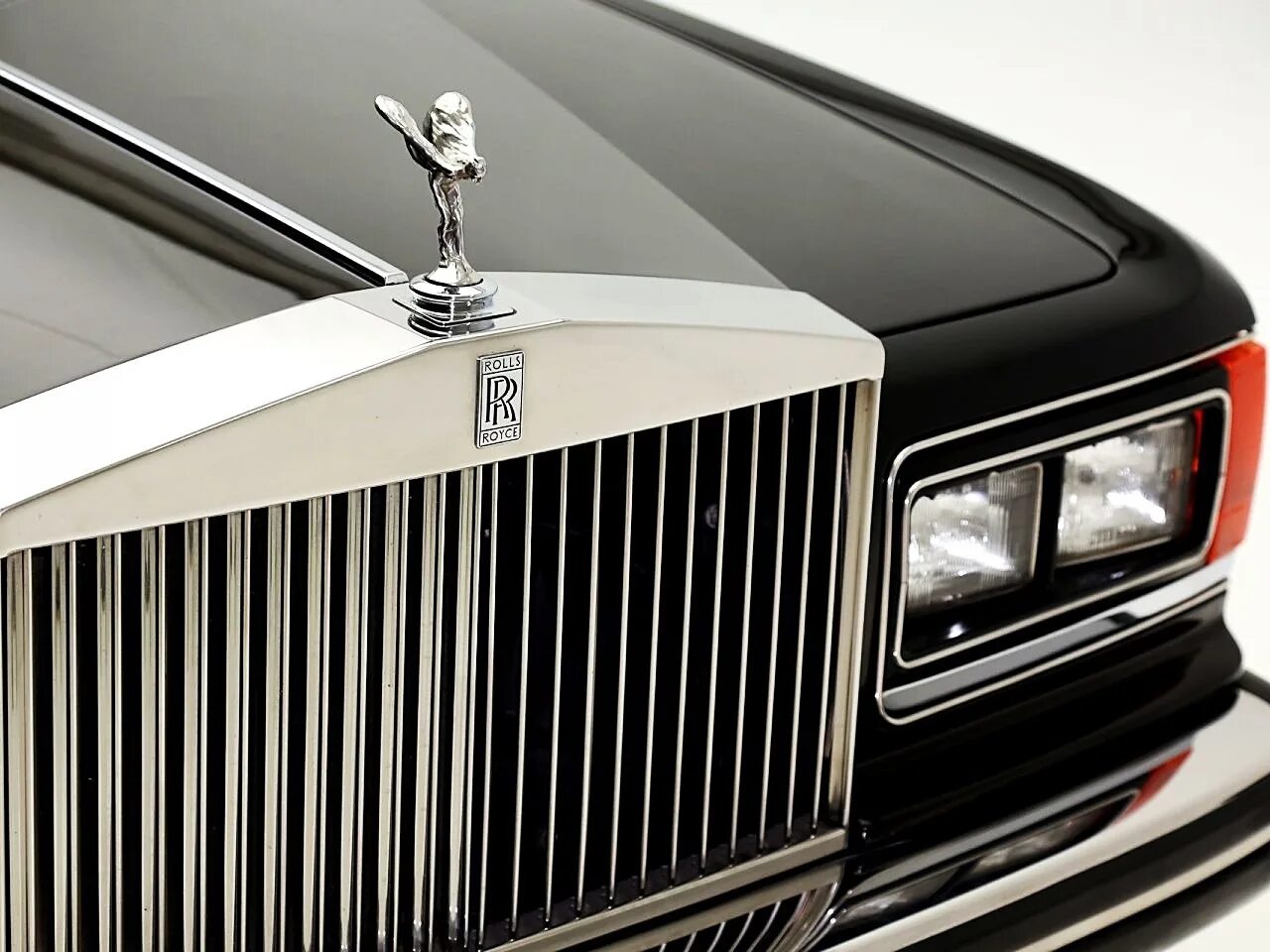 Ройс ройс история. Rolls Royce Spur. Бентли и Роллс Ройс. Rolls Royce Bentley. Bentley Rolls Royce 1985.