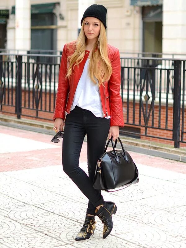Сара сомпайо кожаная крутка. Красная кожаная куртка женская. С чем носить красную кожаную. Кожанка с шапкой. Стильный образ с красными ботинками.